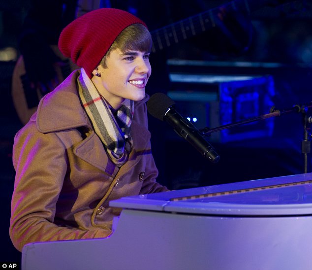Justin Bieber shows off his piano skills at New Year's Eve Party    1